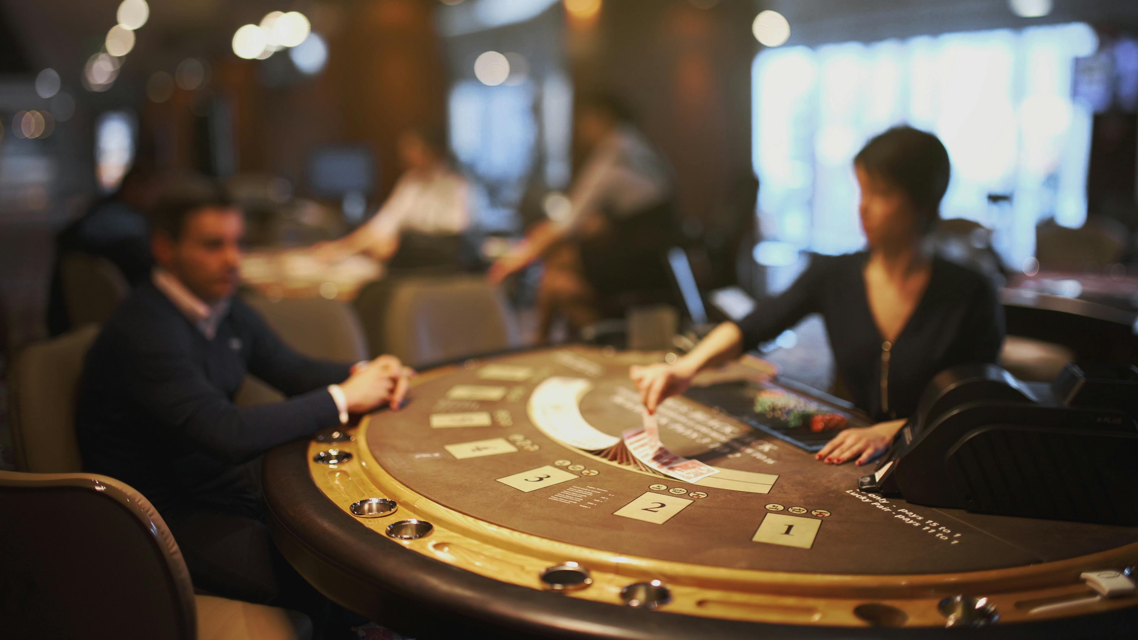 Platform roboslot menampilkan meja live dealer, pasar sportsbook, dan game slot dalam satu aplikasi mobile
